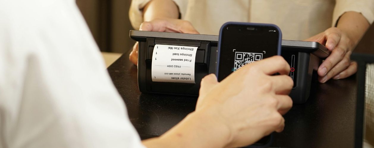 Povinné bezhotovostné platby na Slovensku: Čo potrebuje vedieť každý podnikateľ v gastronómii?