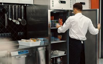 10 nešvarů, kvůli kterým lednice ve vašem podniku spotřebovává víc elektřiny, než musí