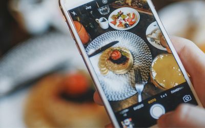 Na ktorej sociálnej sieti zaujmete svojich hostí? Záleží na veku